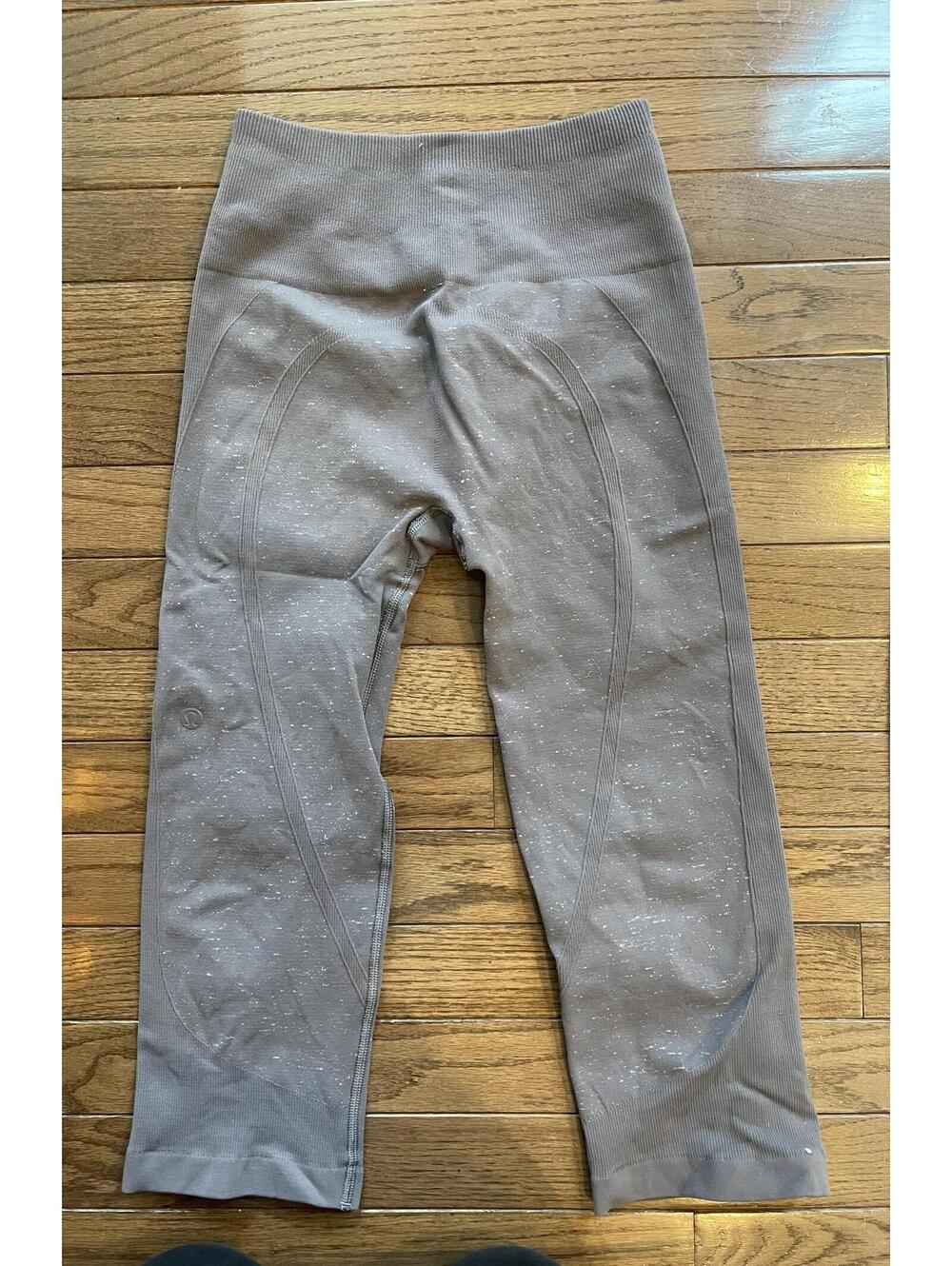 Cropped lululemon mauve seamless leggings size 4